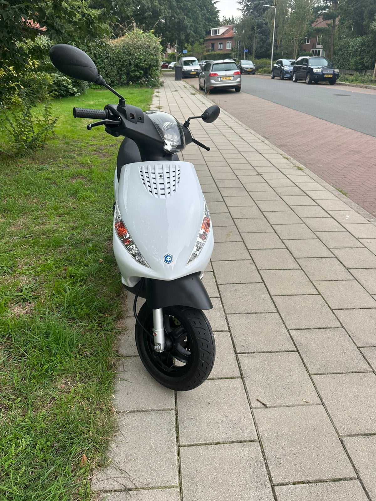 Piaggio Zip 2 takt zeer nette staat, Fietsen en Brommers, Ophalen, Zo goed als nieuw