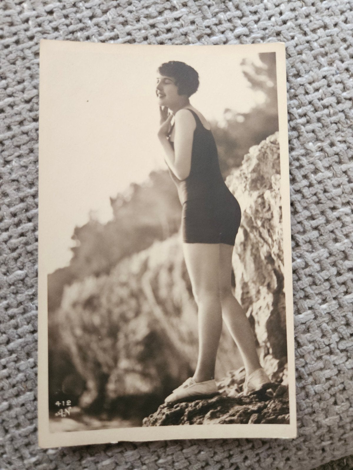 pin up dame in badpak op rotsen (jaren '20-'30), Ophalen of Verzenden