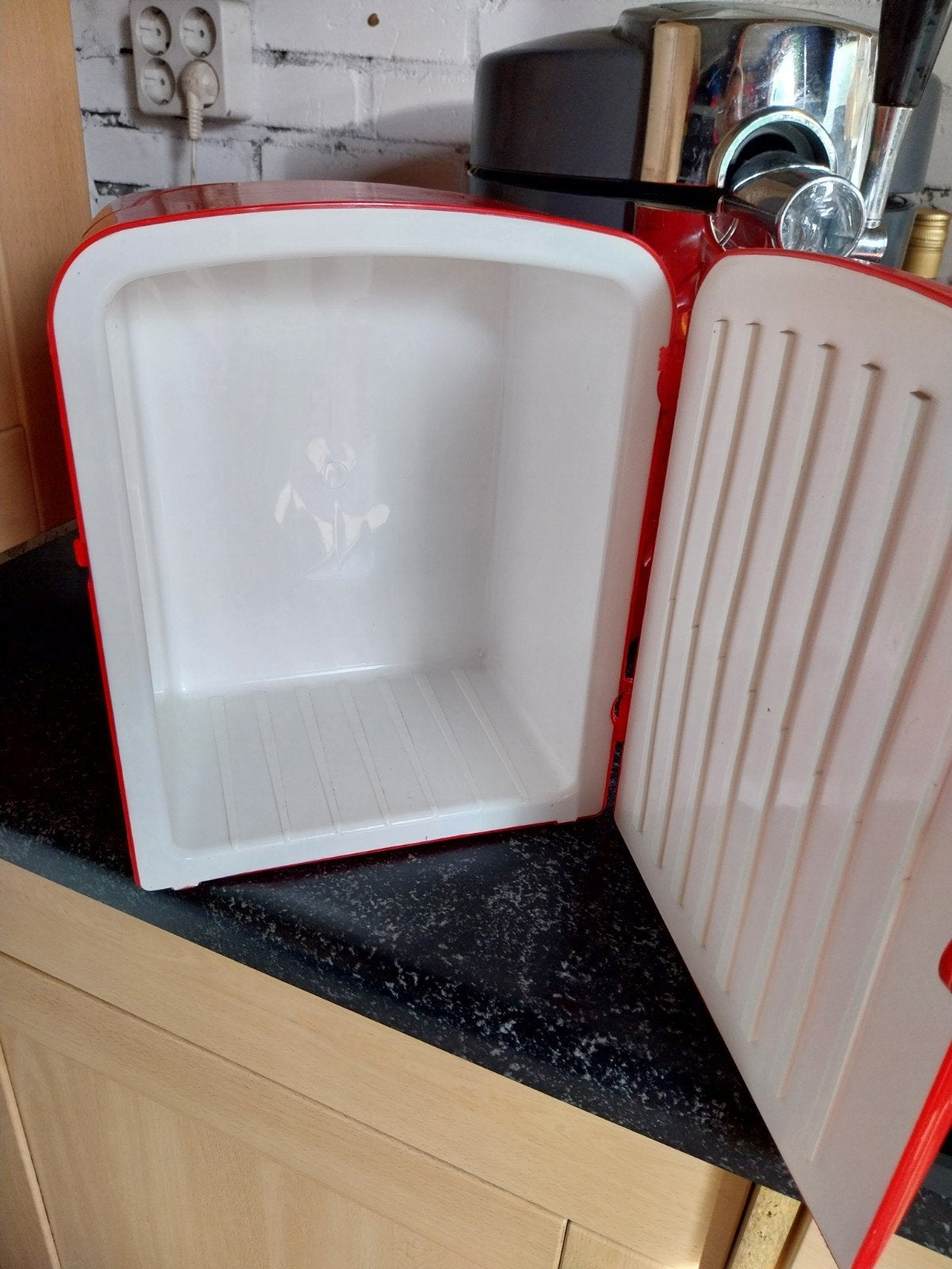 Coca-Cola Mini Koelkast - Compact en Draagbaar, Ophalen, Zonder vriesvak, Minder dan 45 cm, Minder dan 85 cm