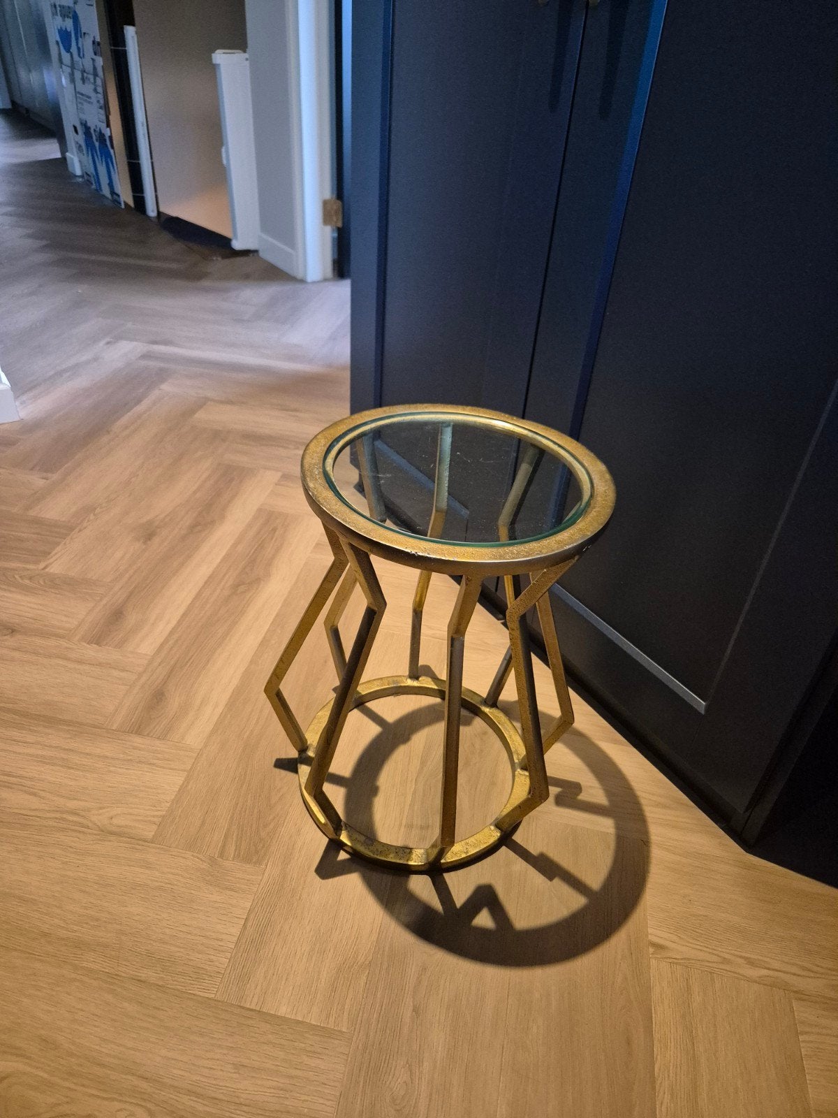 Stijlvolle gouden bijzettafel met glazen blad, Gebruikt, Metaal of Aluminium, Rond, Modern, Glamour