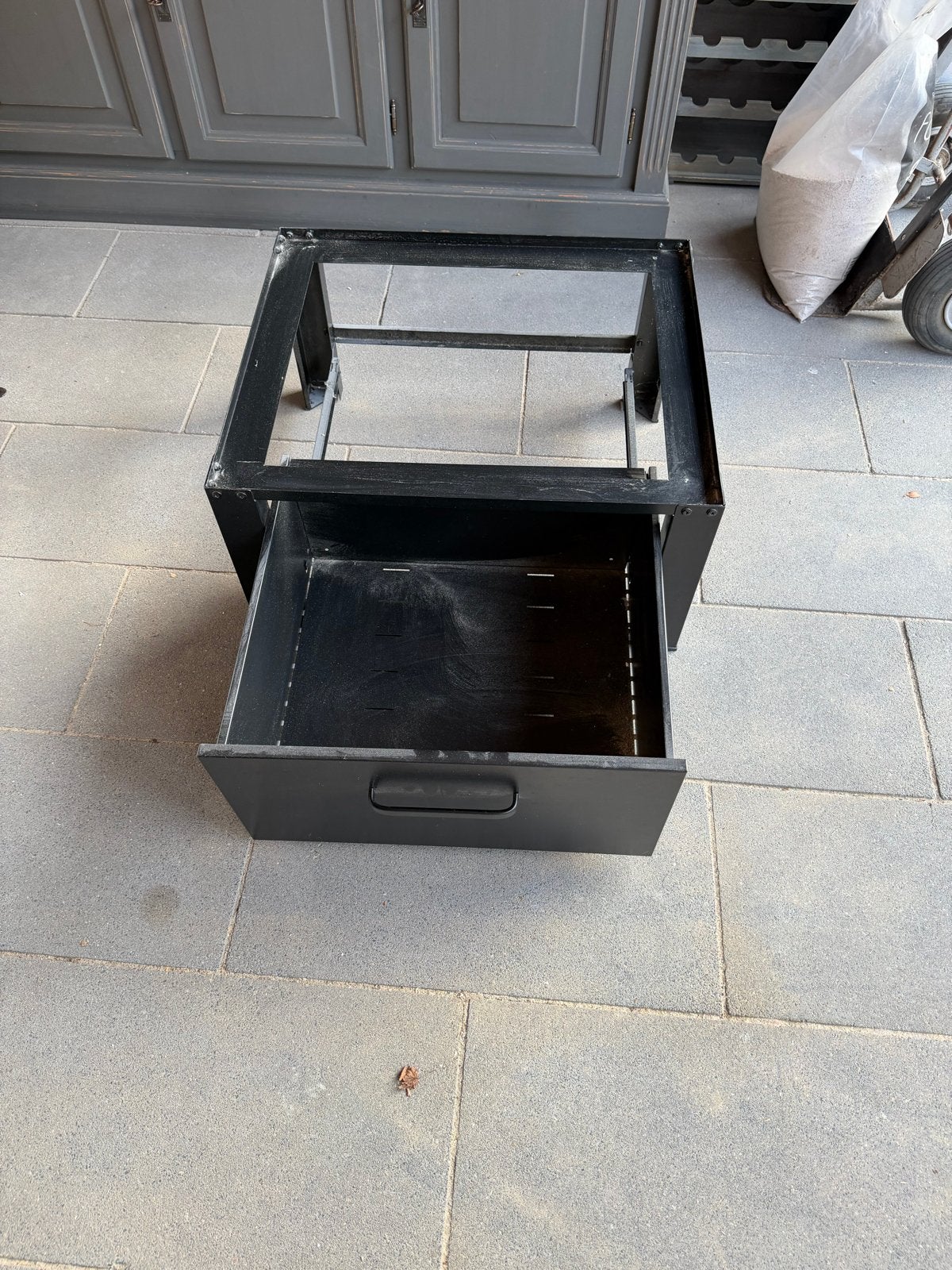 Zwart metalen wasmachine ophoger met lade, Ophalen, Gebruikt