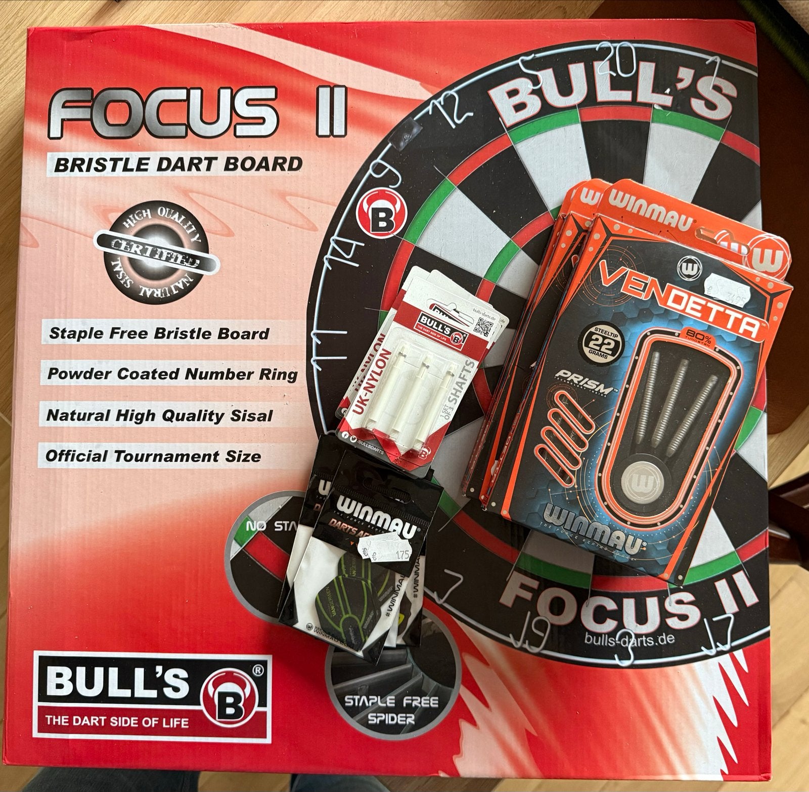 Bulls Focus II Dartbord met Winmau Vendetta Darts, Sport en Fitness, Ophalen of Verzenden, Nieuw, Dartbord met pijlen