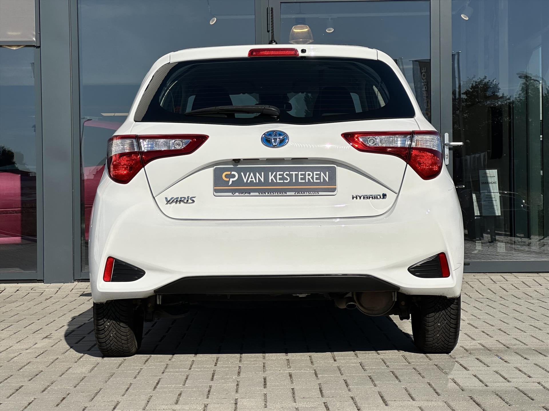 Toyota Yaris 1.5 Hybrid 100pk CVT Active | Cam. | Cruise C., Auto's, Toyota, Dealer onderhouden, 4 cilinders, Parkeersensor, Wit