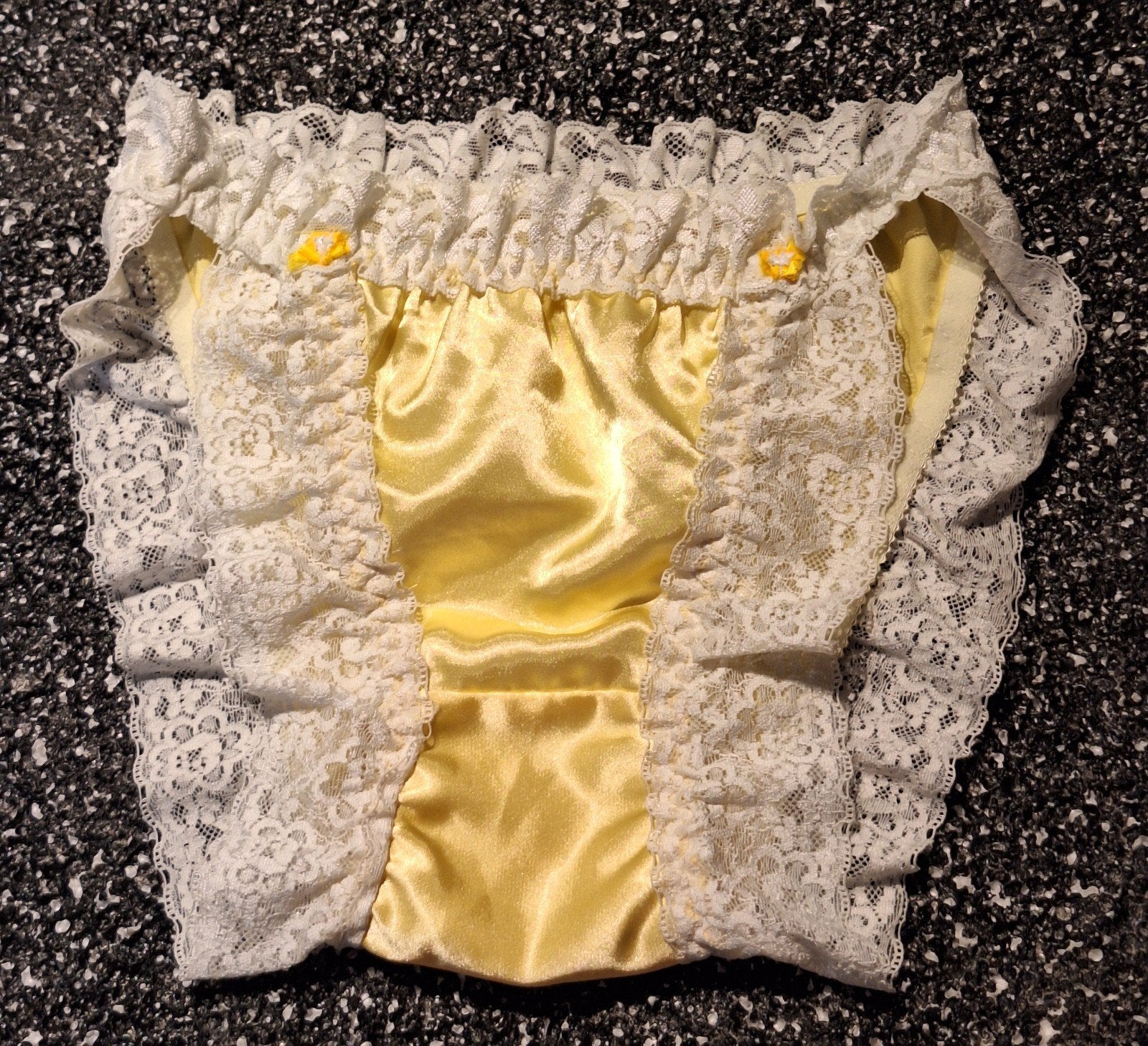 Sexy gele satijnen slip afgezet met kant (L), Verzenden, Geel, Slip