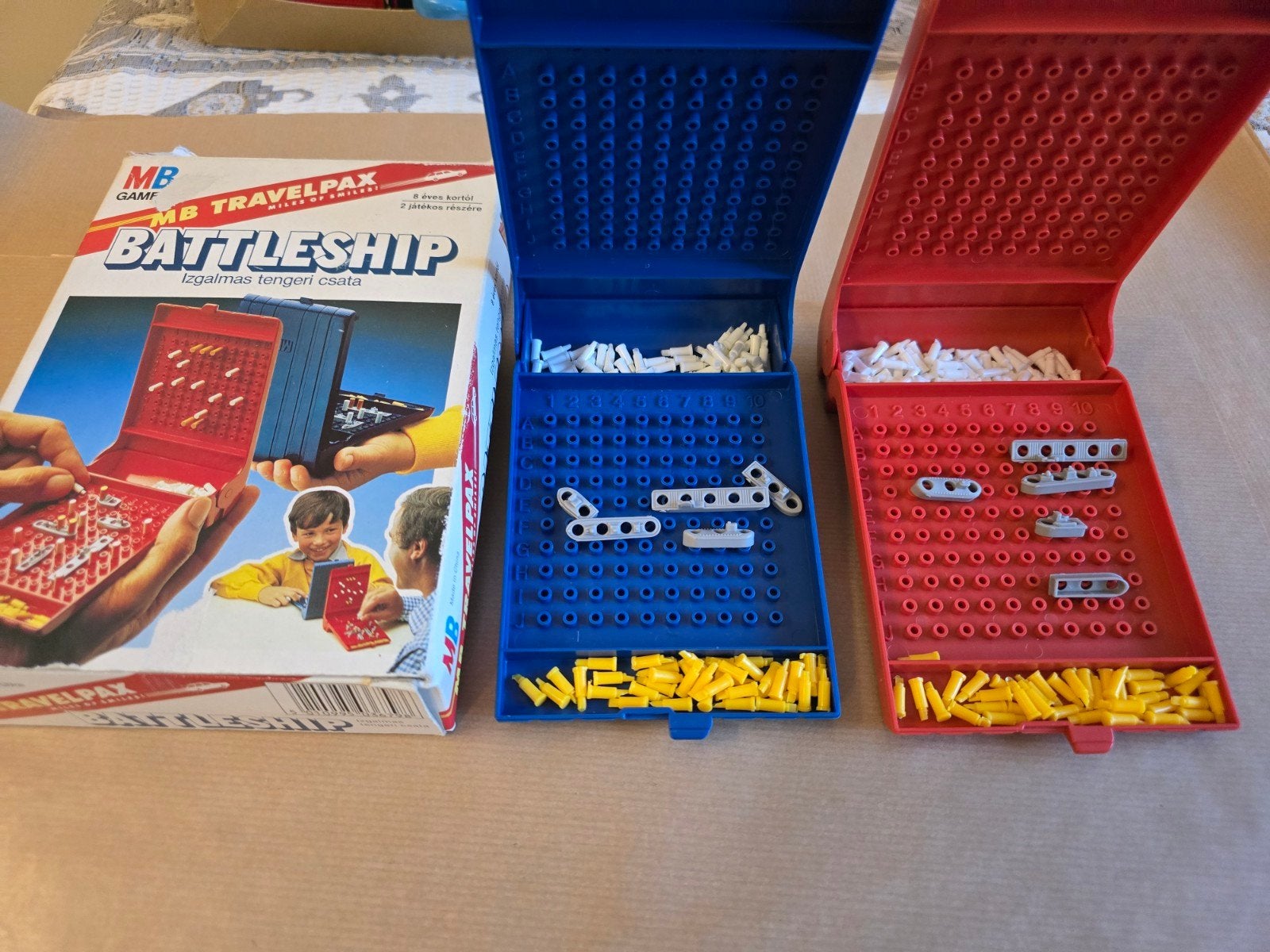 Vintage MB Travelpax Battleship / Zeeslag (Jaren '80) ZGAN, Ophalen of Verzenden, Zo goed als nieuw, Speelkaart(en)