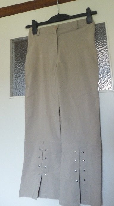 Stoere beige pantalon met studs zgan, xs 34 36 even kijken., Verzenden, Beige, Zo goed als nieuw, Maat 34 (XS) of kleiner