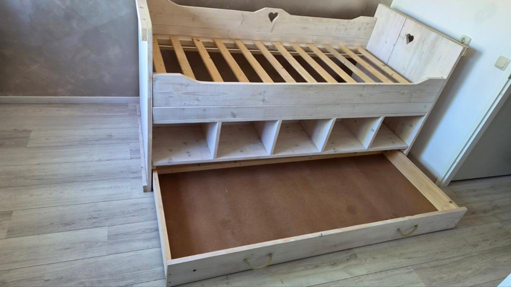 Mooi bed met veel opslagruimte. 200x90 cm, Ophalen