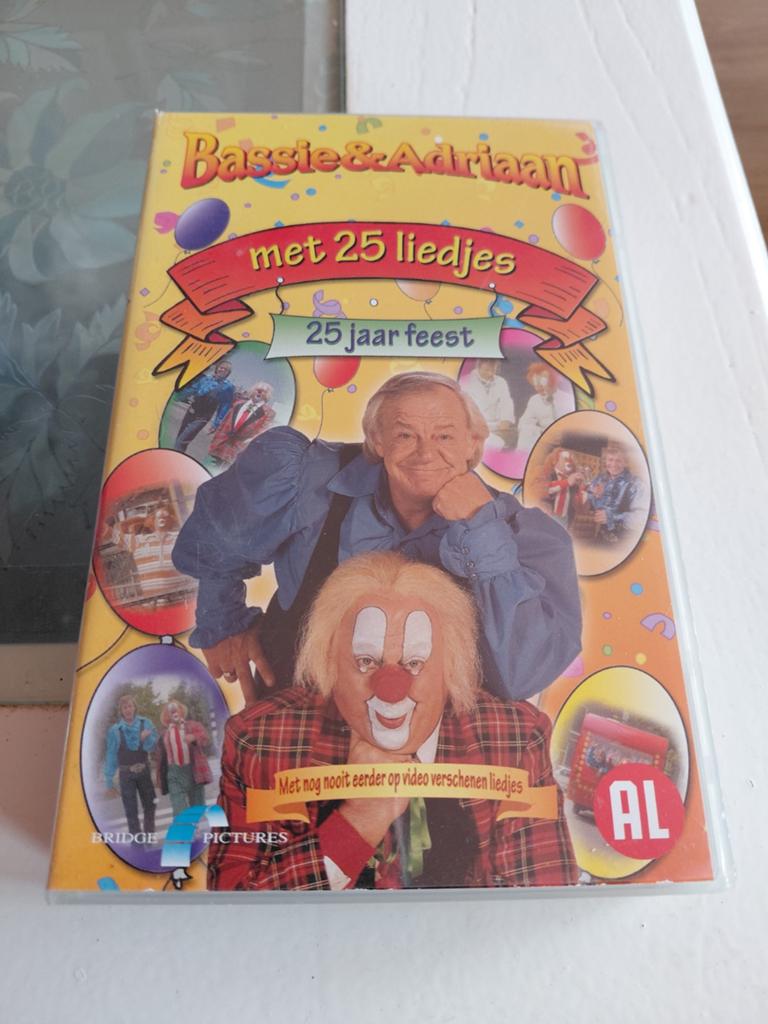 Bassie en Adriaan met 25 liedjes 25 jaar feest videoband., Gebruikt, Alle leeftijden, Kinderprogramma's en -films, Overige typen