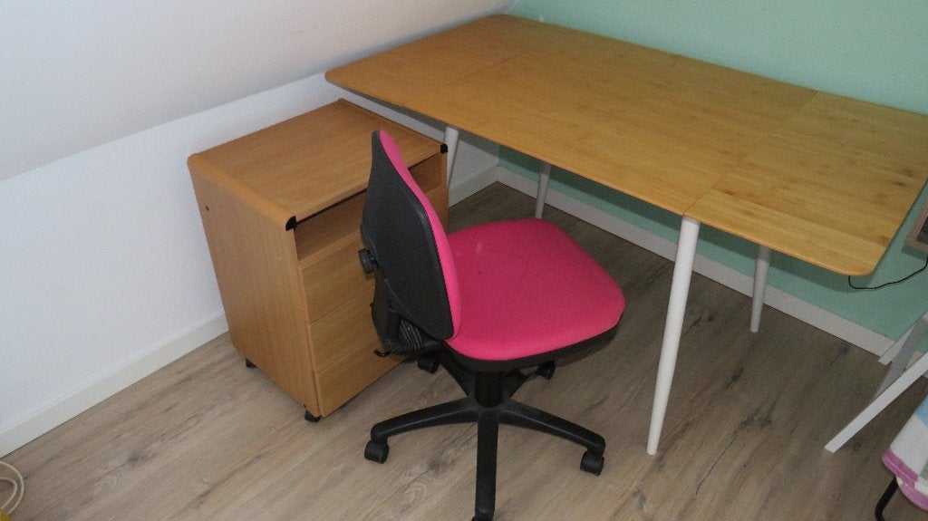 Bamboe houten bureau met ladeblok en roze bureaustoel., Huis en Inrichting, Gebruikt, Hout, Bruin, Met wielen