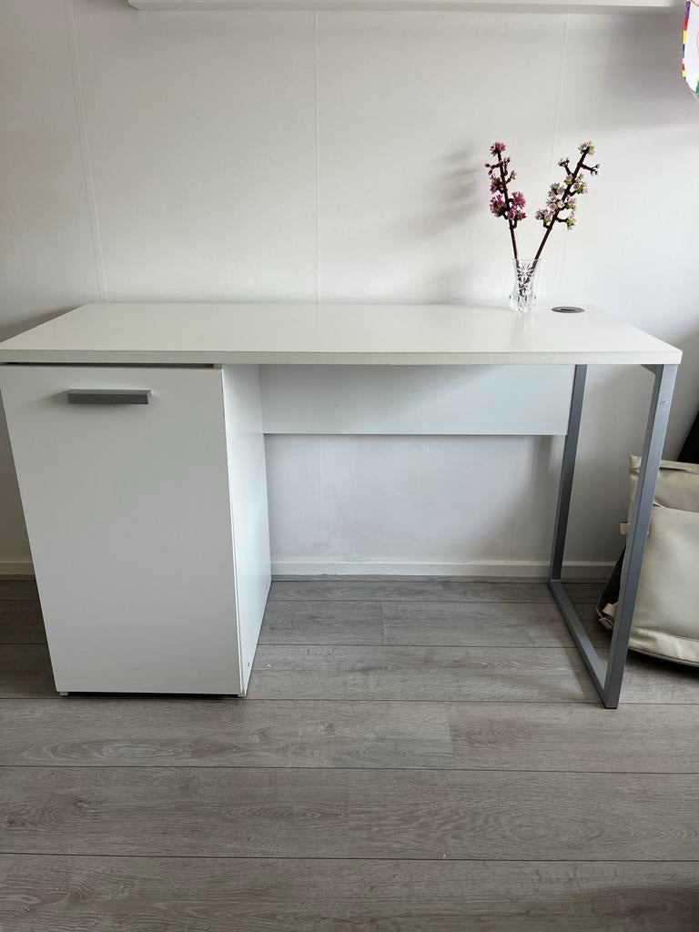 Ikea bureau wit 120x50cm - Ideaal voor studie/werk, Huis en Inrichting, Bureaus, Ophalen, Opbergruimte, Spaanplaat of MDF, Zo goed als nieuw