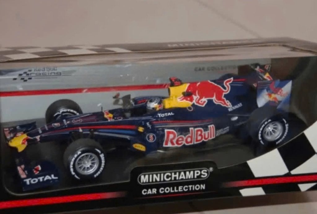 F1 RED BULL RACING SHOWCAR VETTEL 2010 Minichamps 1:18 WRH, Hobby en Vrije tijd, Modelauto's | 1:18, Verzenden, Zo goed als nieuw