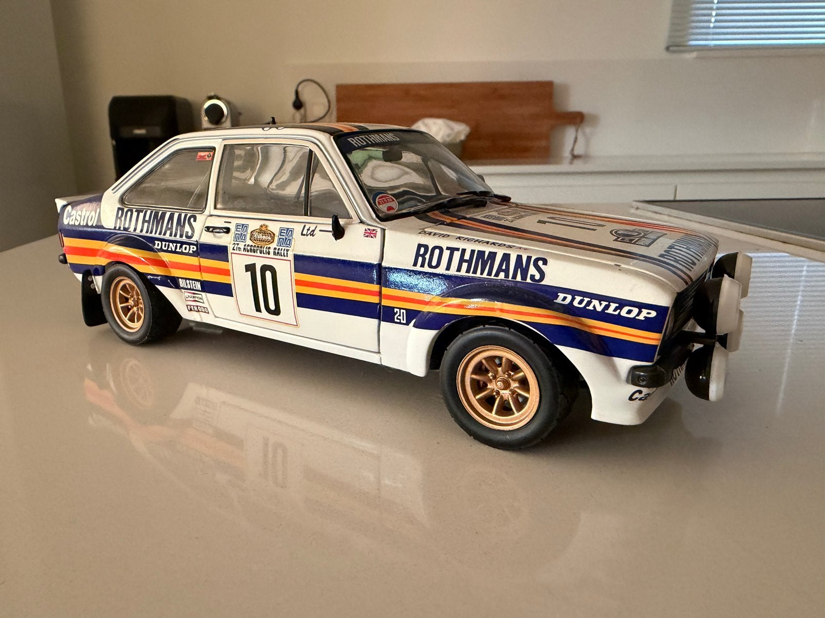 Ford Escort RS1800 Rothmans 1/18 SunStar, Ophalen of Verzenden, Zo goed als nieuw