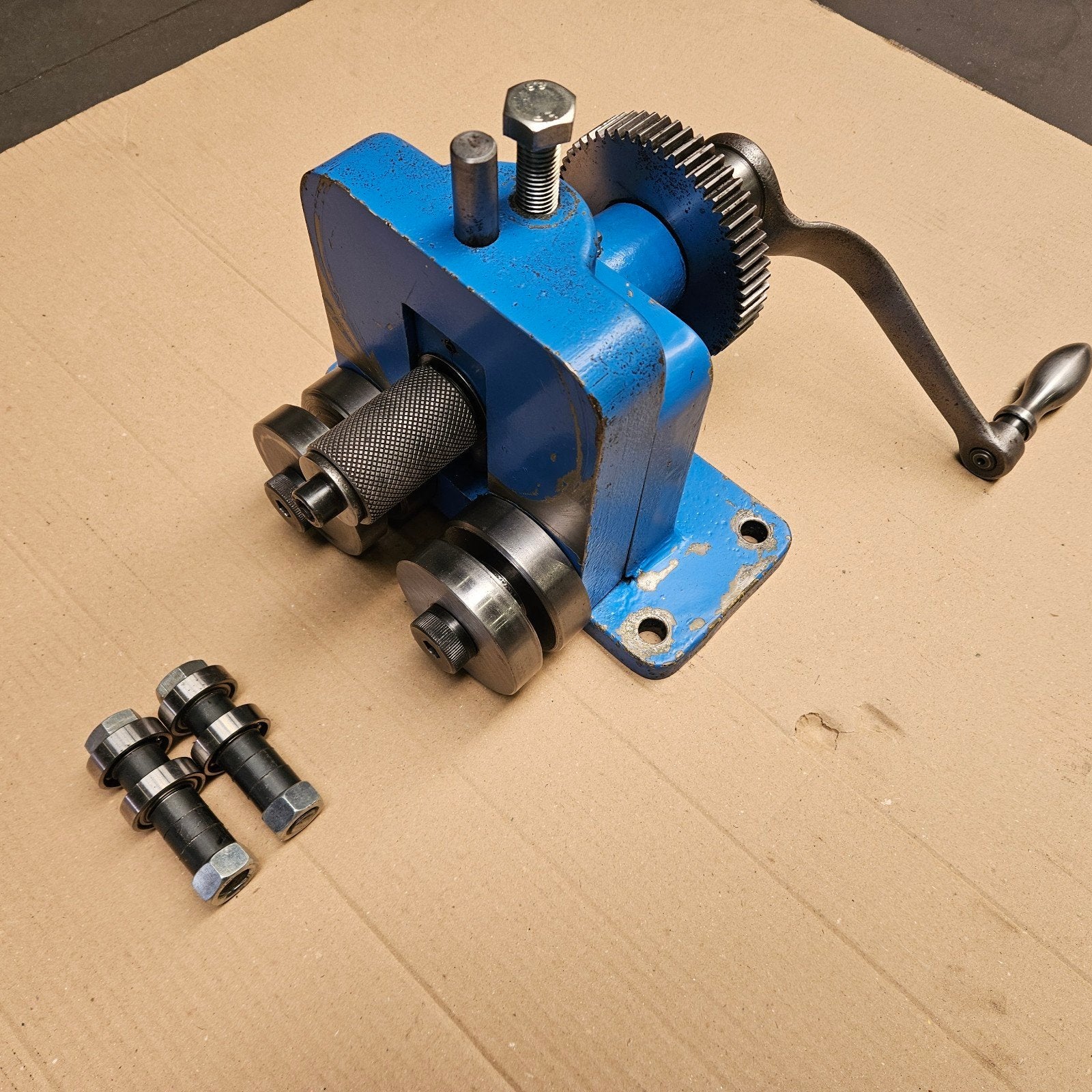 ROUND-BEND driewals- buigmachine, Ophalen