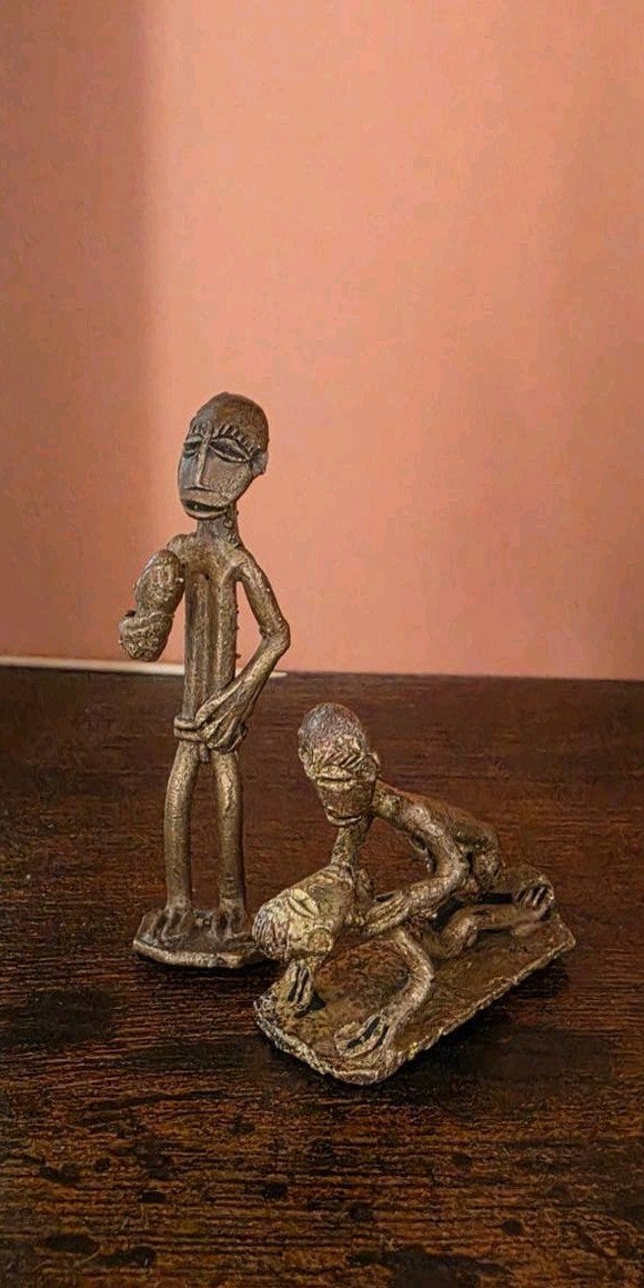 Twee Afrikaanse Bronzen Beelden - Man en Vrouw, Antiek en Kunst, Handgemaakt, Afrika, Ophalen of Verzenden, Brons