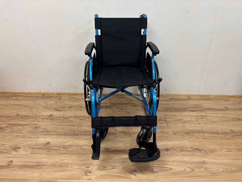 Lichtgewicht rolstoel - blauw opvouwbaar met extra comfort, Ophalen of Verzenden, Inklapbaar, Nieuw, Duwrolstoel