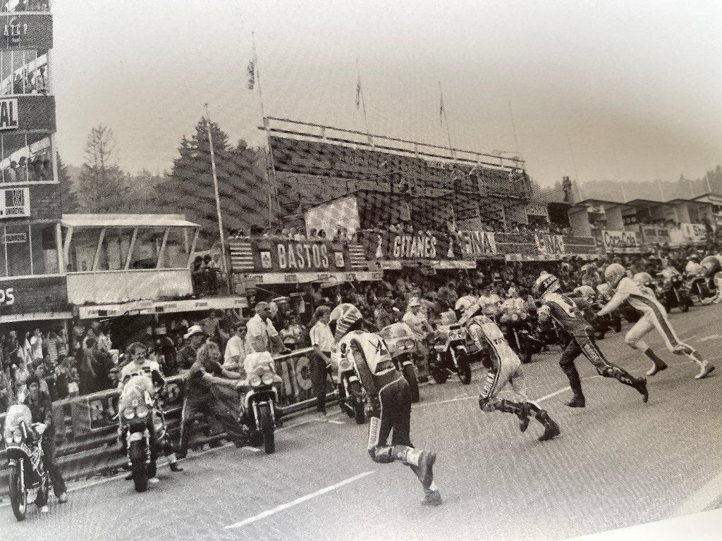 Adel in het zadel – 100 jaar motorsport van A tot Z, Ophalen of Verzenden, Overige merken
