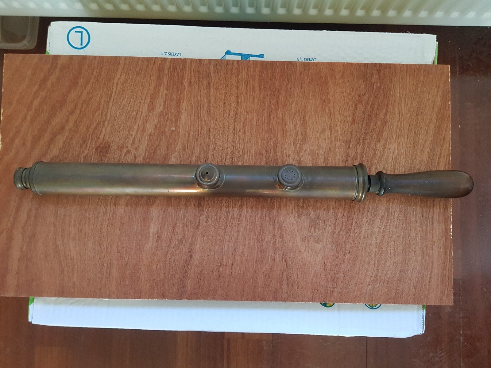 Antieke koperen plantenspuit met houten handvat, Ophalen