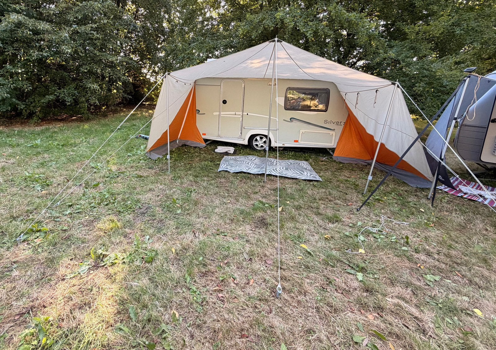 Complete Trigano Silver 340 hefdakcaravan ( 3 persoons), Schokbreker, Trigano, Treinzit, Particulier