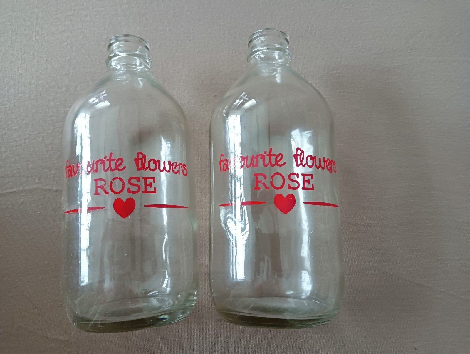 2 glazen flessen met de tekst Favourite Flowers Rose, Overige kleuren, Ophalen of Verzenden, Minder dan 50 cm, Glas