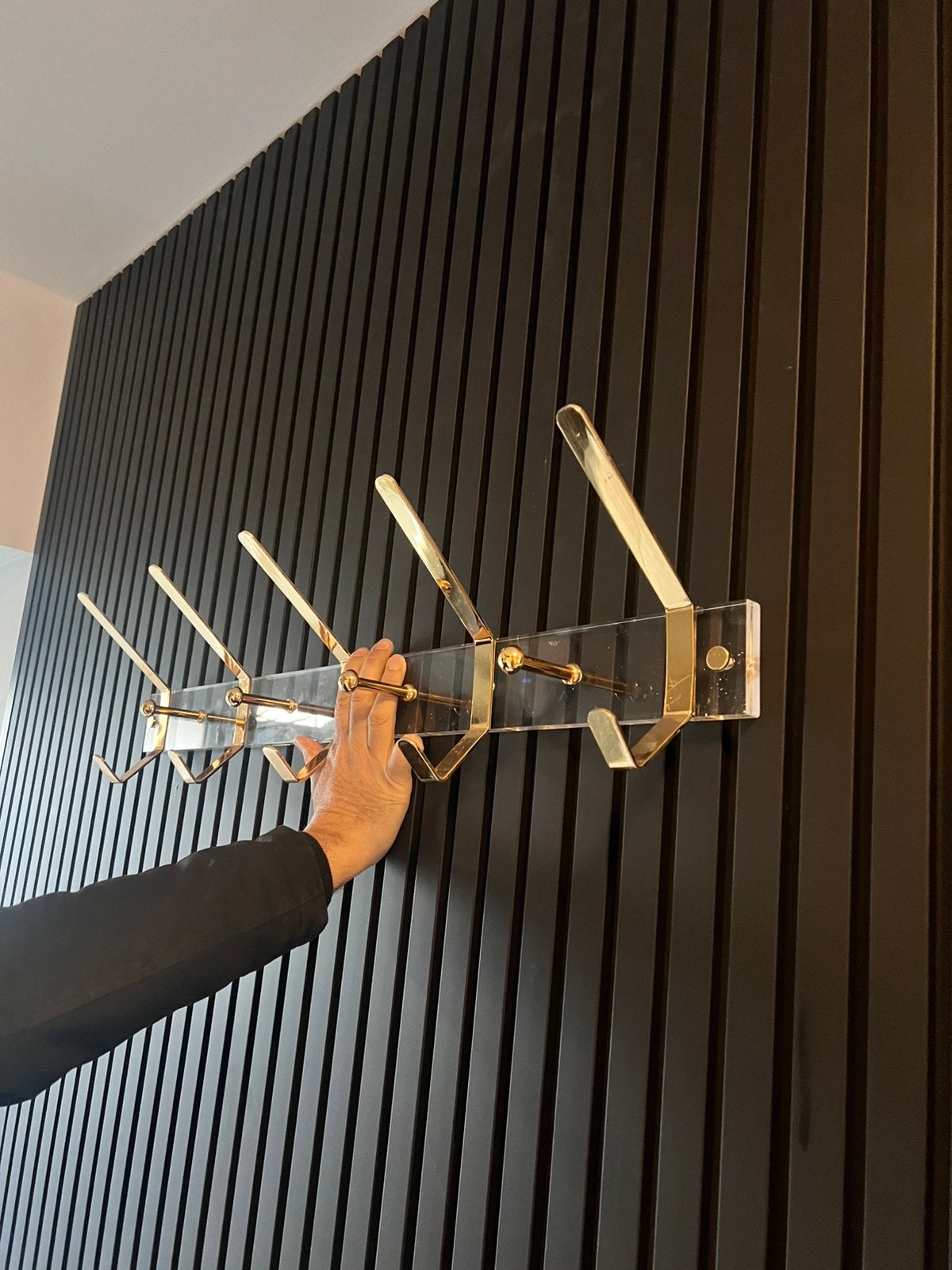 HOLLYWOOD REGENCY DESIGN PLEXIGLAS GOUDEN HAKEN KAPSTOK, Wandkapstok, Ophalen of Verzenden, Minder dan 100 cm, Glas