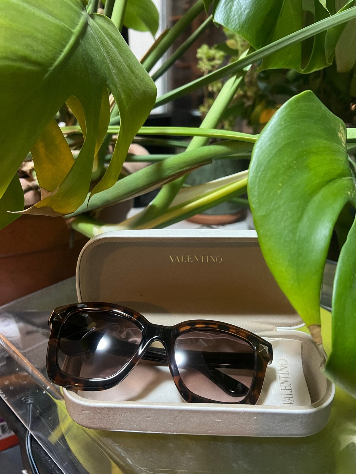 Stijlvolle Valentino zonnebril met etui, Sieraden, Tassen en Uiterlijk, Overige merken, Zonnebril, Bruin, Ophalen of Verzenden
