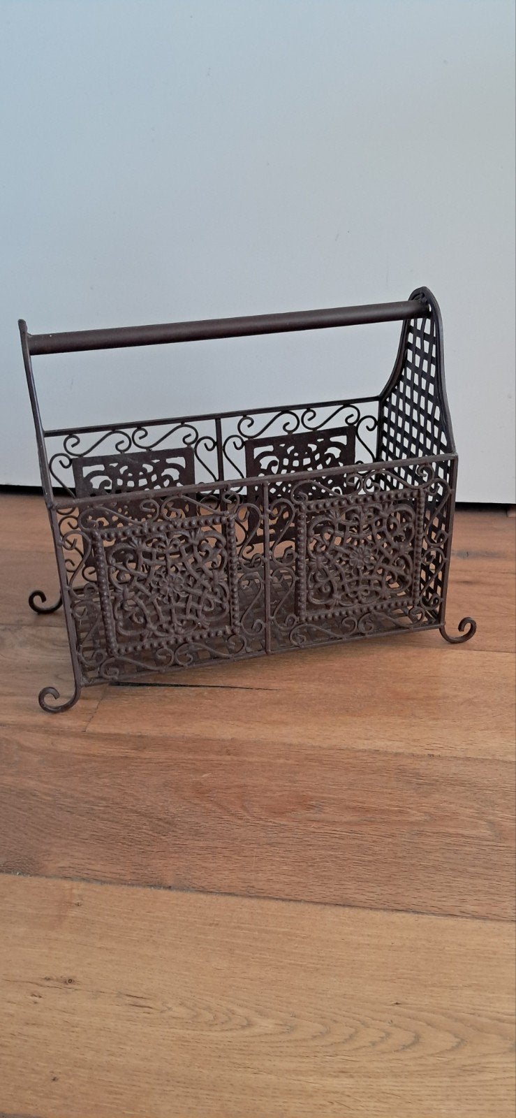 Metalen Krantenbak,ingelegd met Gietijzer., Ophalen
