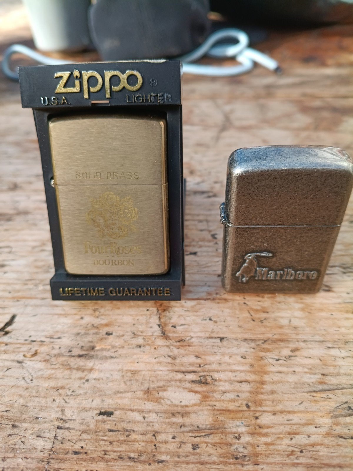 Twee Zippo aanstekers: Marlboro en Four Roses, Ophalen of Verzenden, Gebruikt, Aansteker