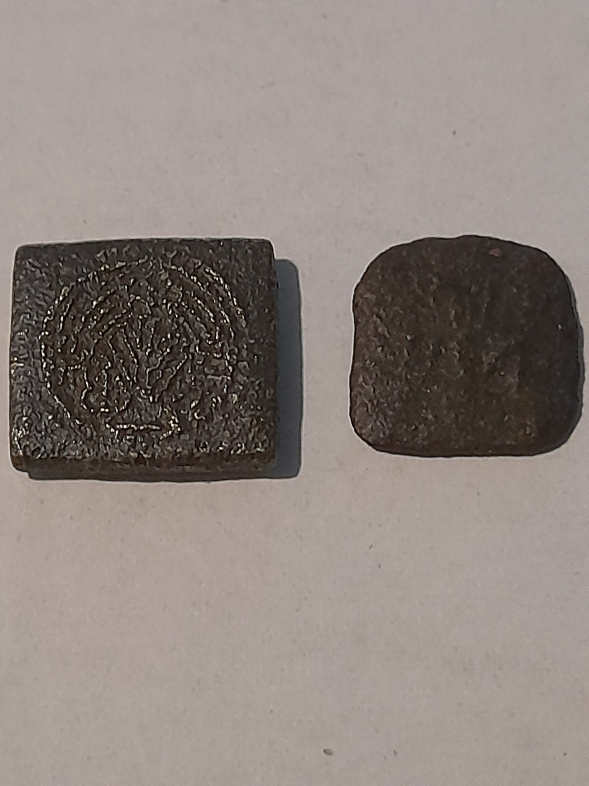 2 MIDDELEEUWSE BRONZE GEWICHTJES