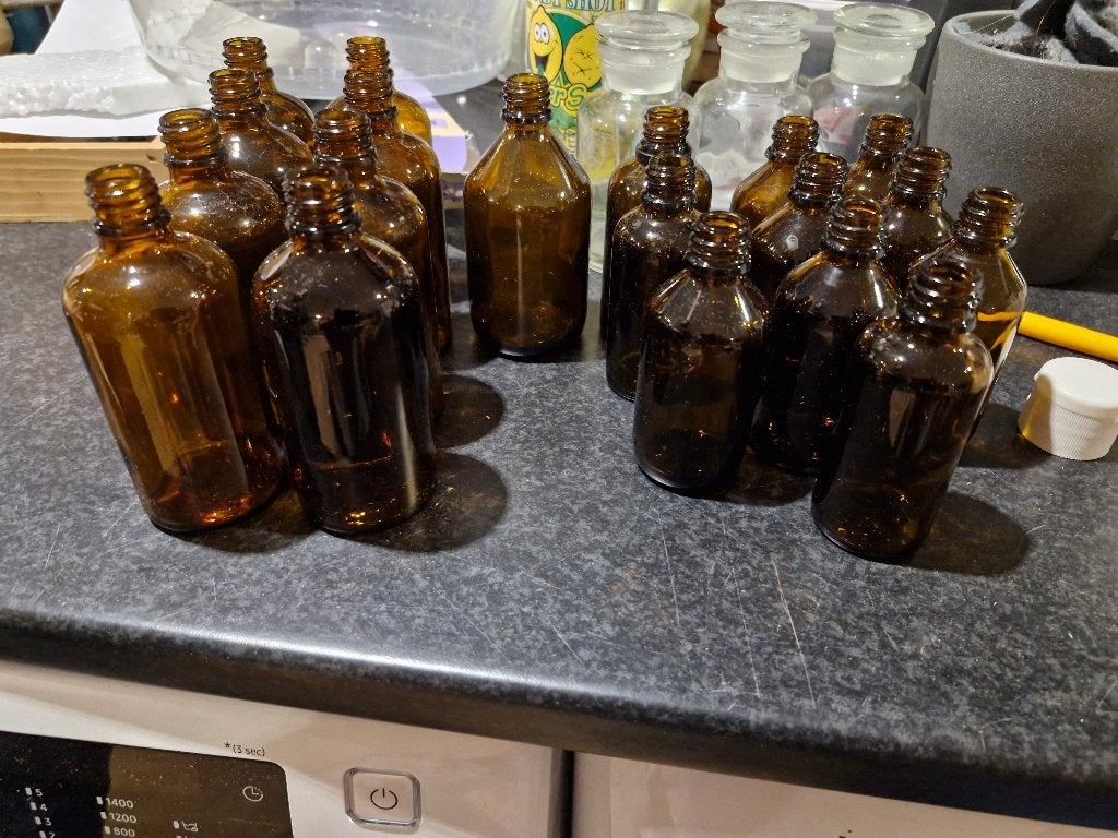 19 kleine glazen flesjes, Ophalen of Verzenden