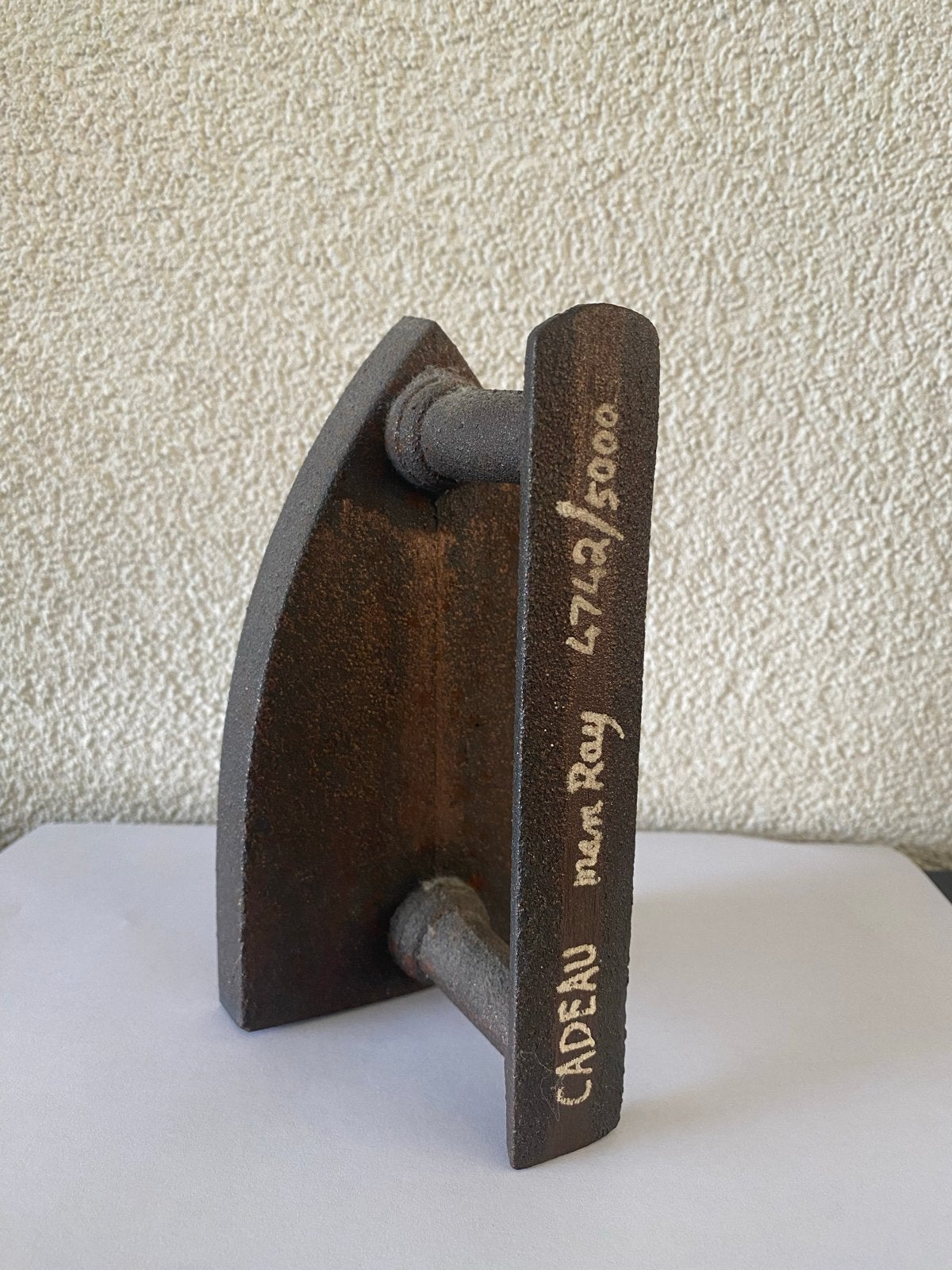 Man Ray - Cadeau (Gesigneerd, genummerd, met certificaat), Overige onderwerpen, Minder dan 20 cm, Ophalen of Verzenden, Gemerkt