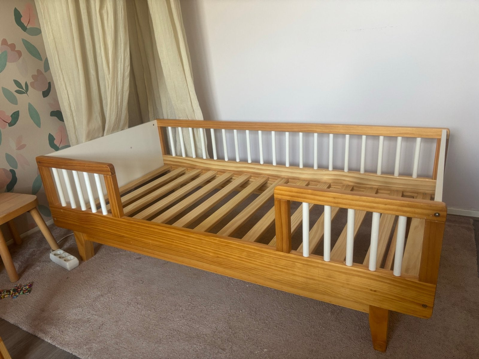 Houten kinderbed met spijlen, Ophalen, Zo goed als nieuw, Overige maten, Hout