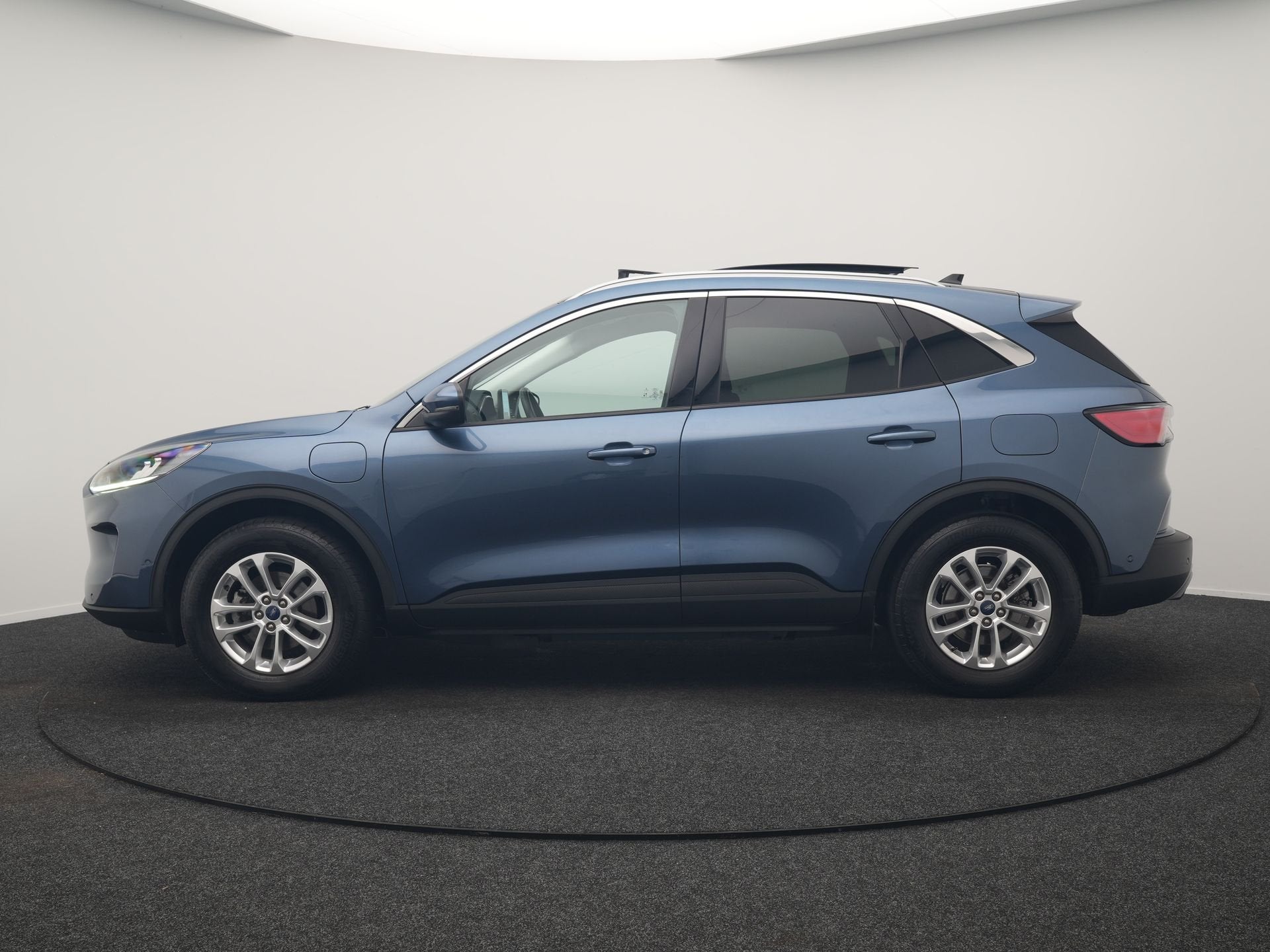 Ford Kuga 2.5 Titanium PHEV 225pk Dealer O.H. | Trekhaak Af, Auto's, Dealer onderhouden, Stof, Gebruikt, Zwart