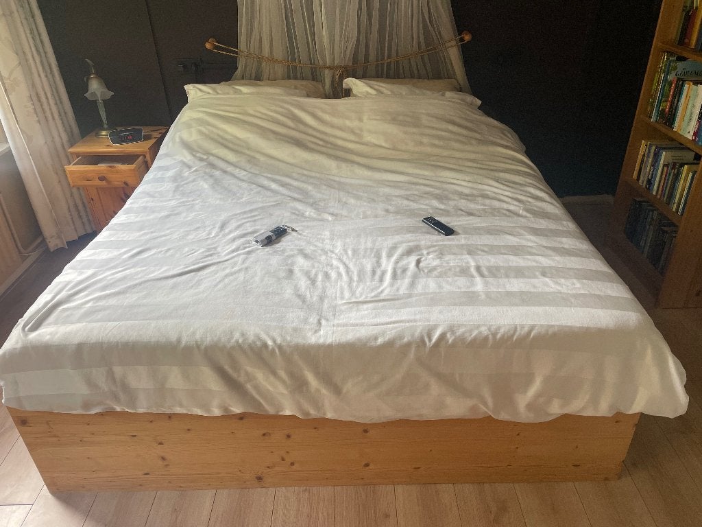 Tweepersoons bed met elektrische lattenbodems, Huis en Inrichting, Ophalen, Houten ombouw, Beige, Tweepersoons