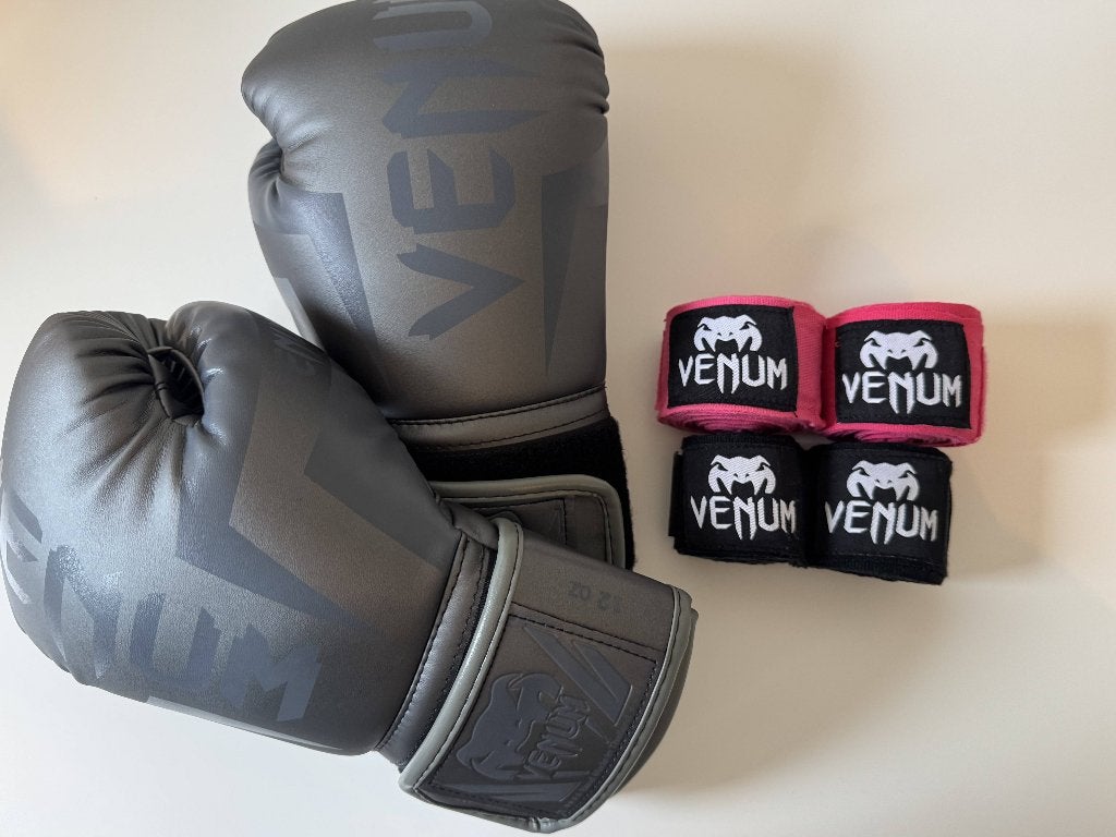 Venum Elite bokshandschoenen 12 oz + bandages, Verzenden, Zo goed als nieuw, Bokshandschoenen