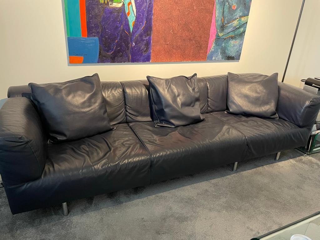 Cassina bankstel - zacht donker lavendelblauw leer met poef, Huis en Inrichting, Banken | Bankstellen, Gebruikt, Rechte bank, Vierpersoons of meer