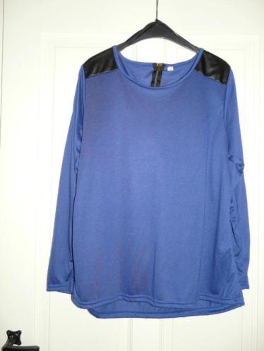 Nieuwe blauwe blouse met leren details, maat L, Kleding | Dames, Blouses en Tunieken, Ophalen of Verzenden, Nieuw, Maat 42/44 (L)