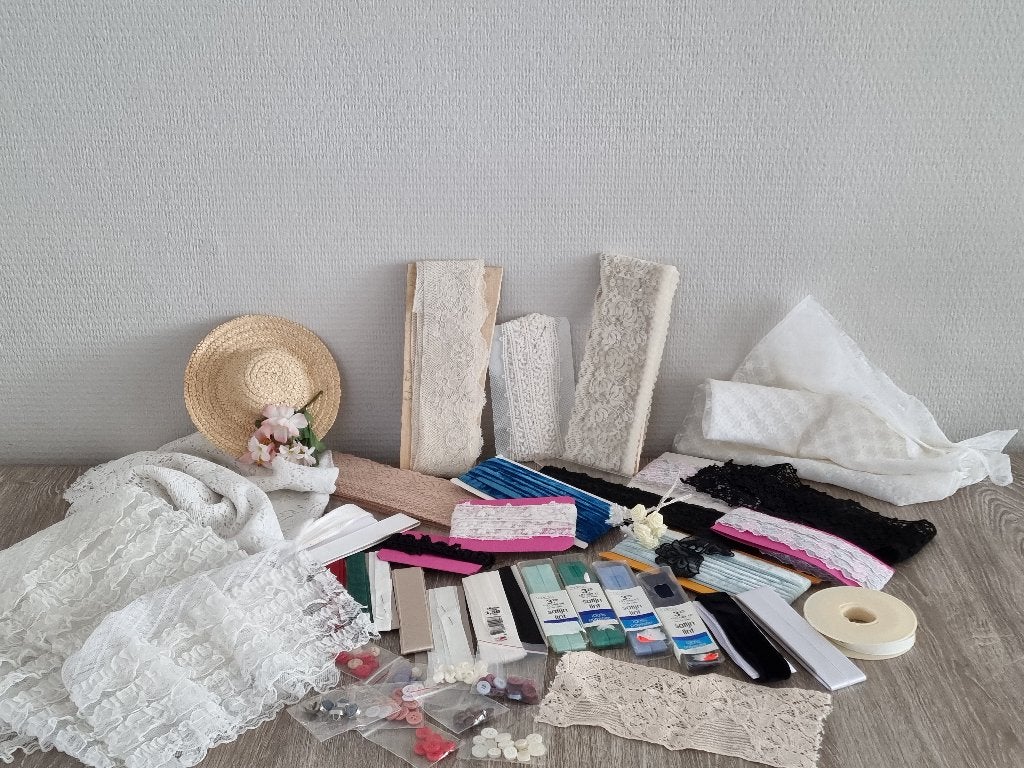 Heel oude stoffen kantjes  enz ( Poppen kleertjes maken), Ophalen of Verzenden