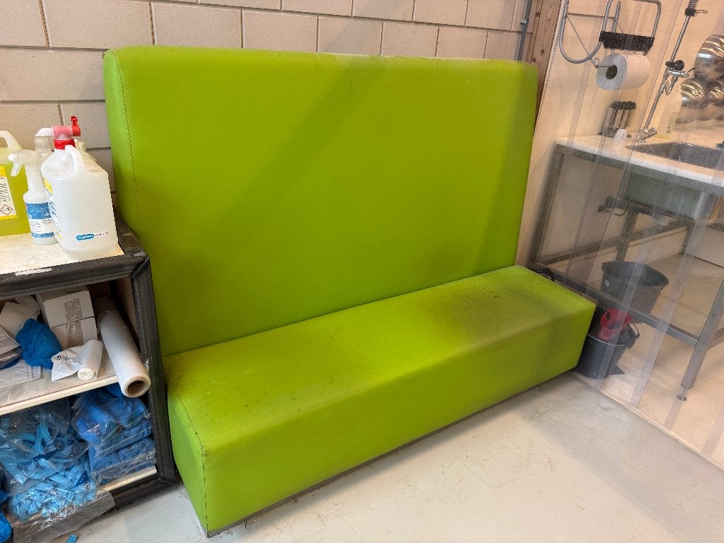 2 grote groene treinbanken / horecabanken 180 cm, Ophalen, Kunststof, Gebruikt, Horeca treinbank