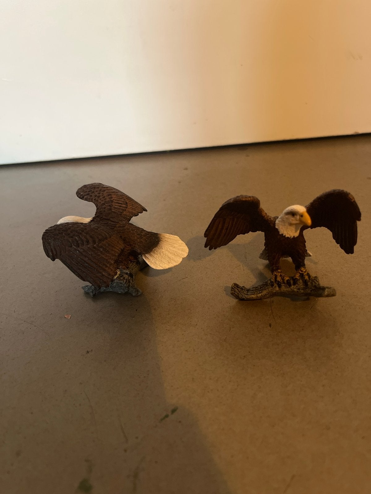 Twee Adelaar Beeldjes - Vogelfiguren van schleich, Ophalen of Verzenden, Gebruikt, Vogel, Beeldje of Figuurtje
