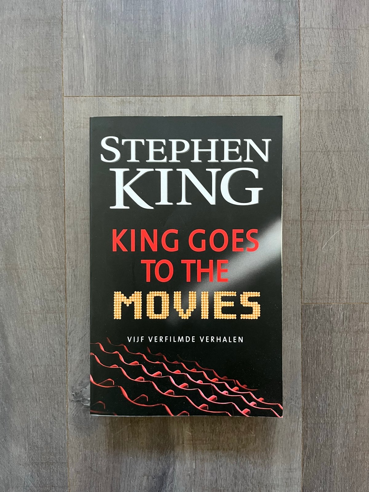 Stephen King - King Goes to the Movies (Nederlands), Ophalen of Verzenden, Zo goed als nieuw, Nederland
