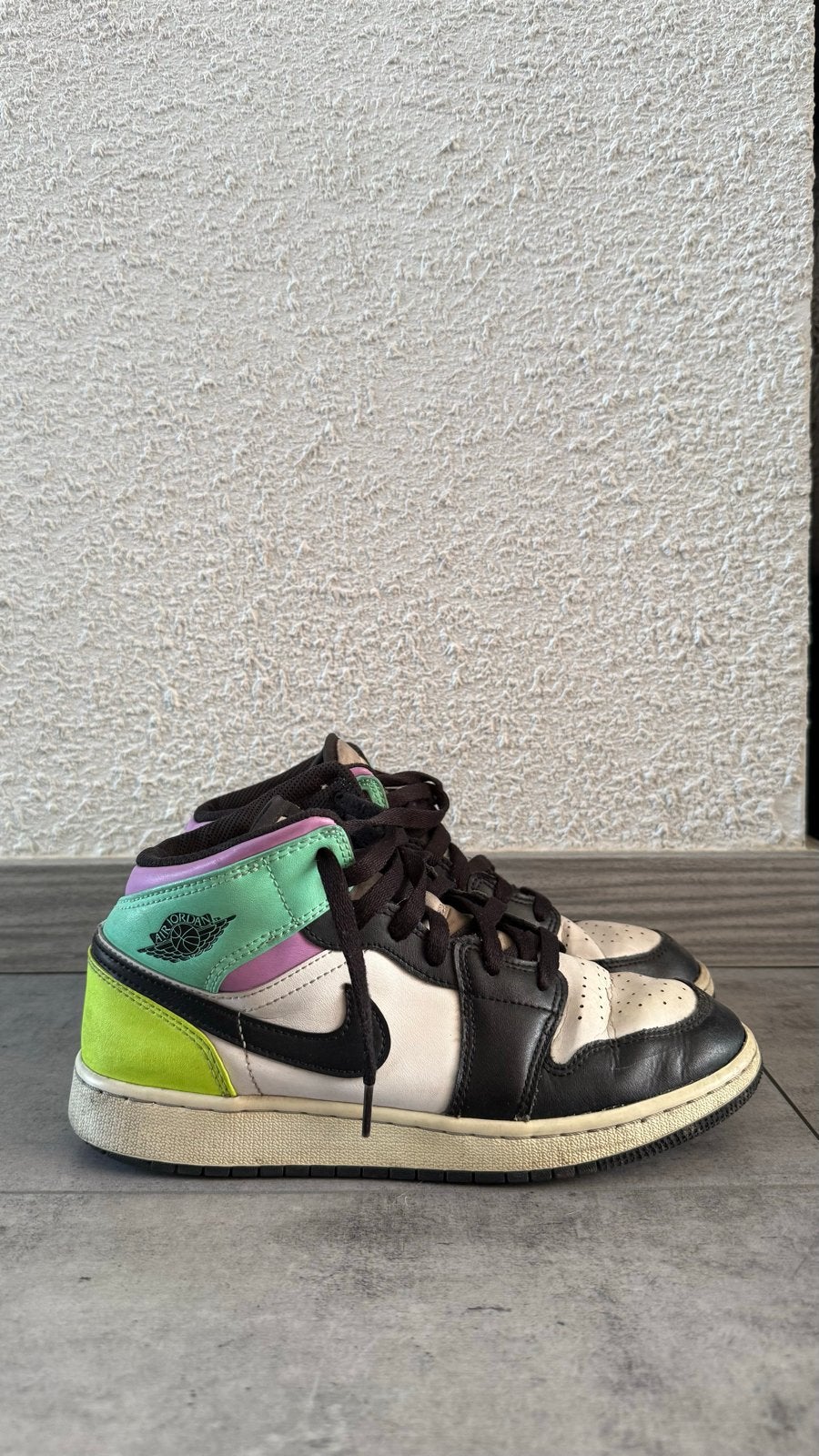 Nike Air Jordan 1 Mid - Zwart, Wit, Groen, Paars, Ophalen of Verzenden, Gedragen, Zwart, Sneakers of Gympen