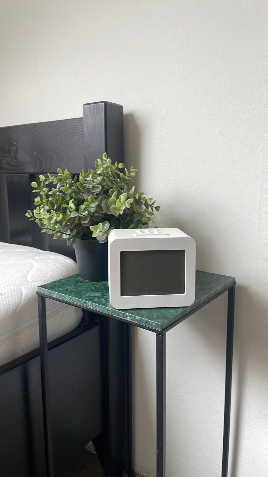 Bijzettafel met marmeren blad, Huis en Inrichting, Tafels | Bijzettafels, Overige materialen, Minder dan 55 cm, Rond, Zo goed als nieuw