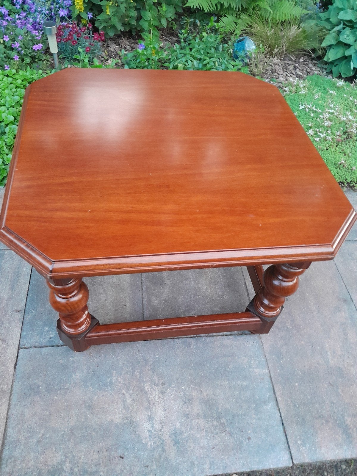 Zware mahonie bijzettafel / salontafel, Ophalen