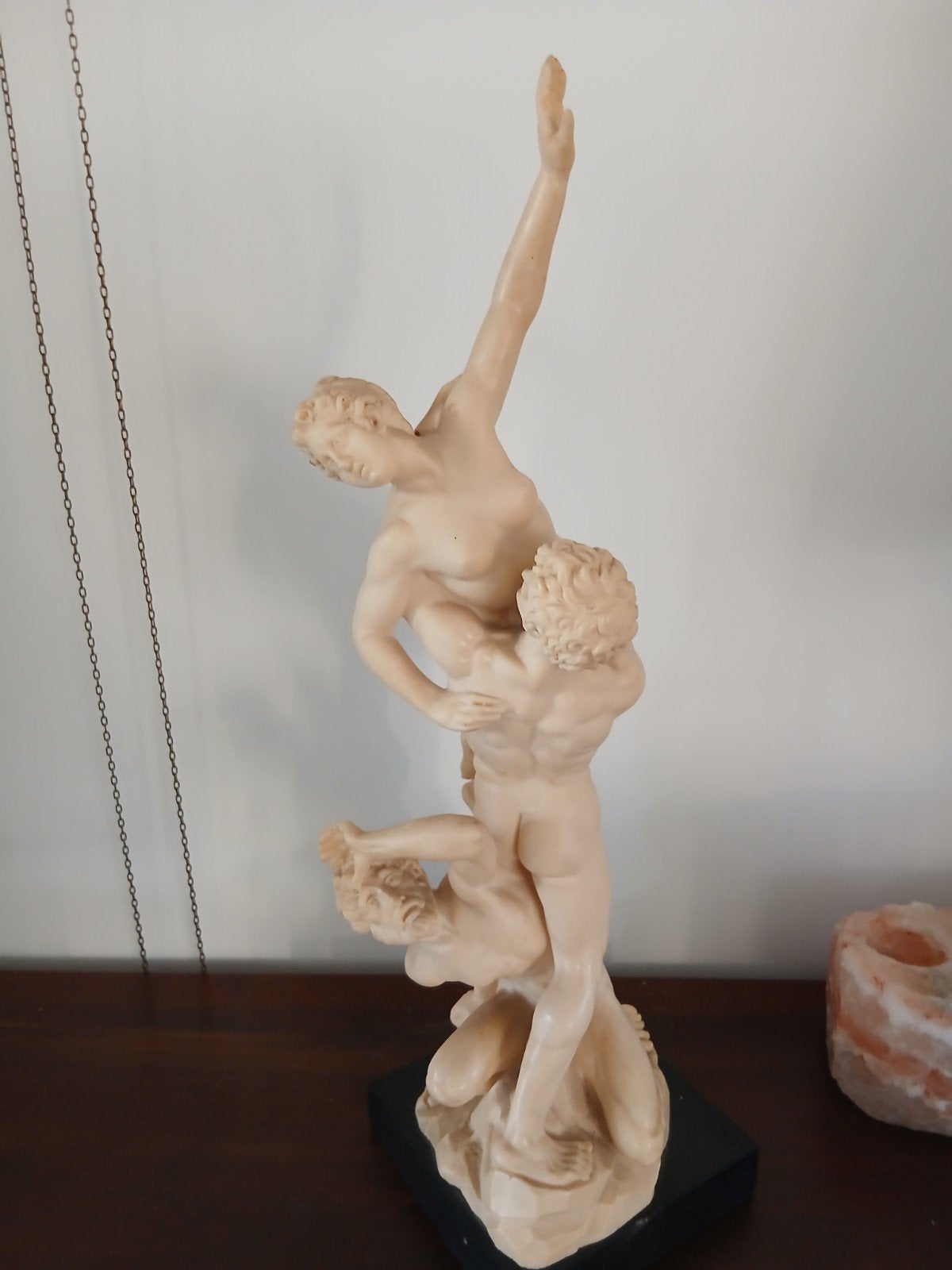 Grote klassieke sculptuur van drie figuren, Groep mensen, Op sokkel, Beeld, 50 - 100 cm