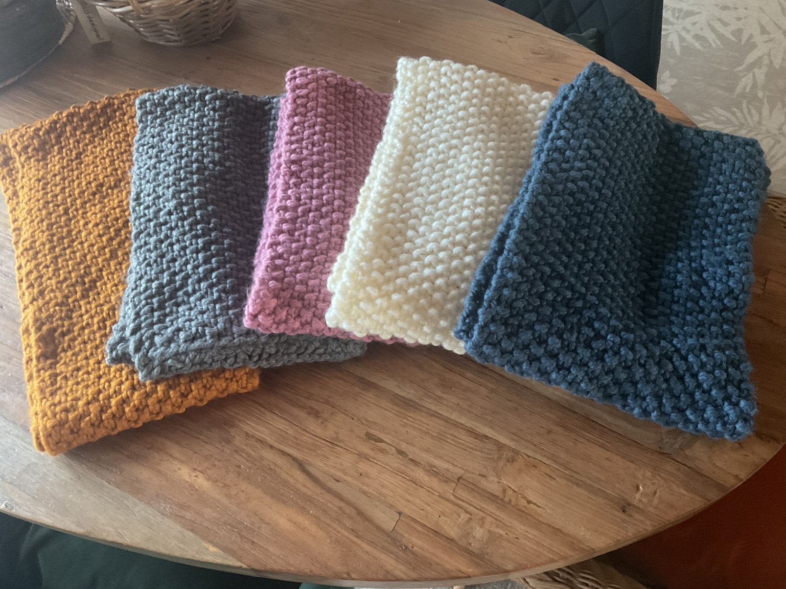 Nieuw! 5 heerlijke gebreide( gerstekorrel) kolsjaals.1 koop!, Ophalen of Verzenden, Nieuw, Sjaal