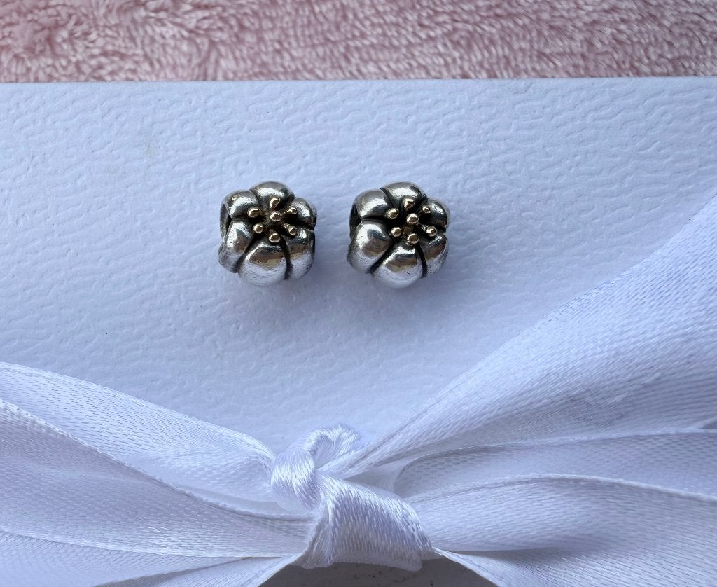 2 Pandora Bloembedels goud met zilver, Sieraden, Tassen en Uiterlijk, Pandora, Ophalen of Verzenden, Zo goed als nieuw, 2 of 3 bedels