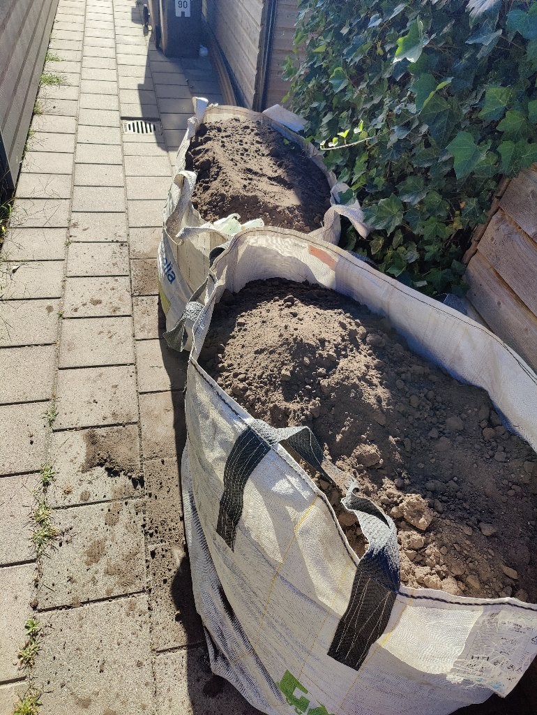1,1 m3 schone zwarte grond (gratis), Tuin en Terras, Zand, Ophalen of Verzenden, Overige typen