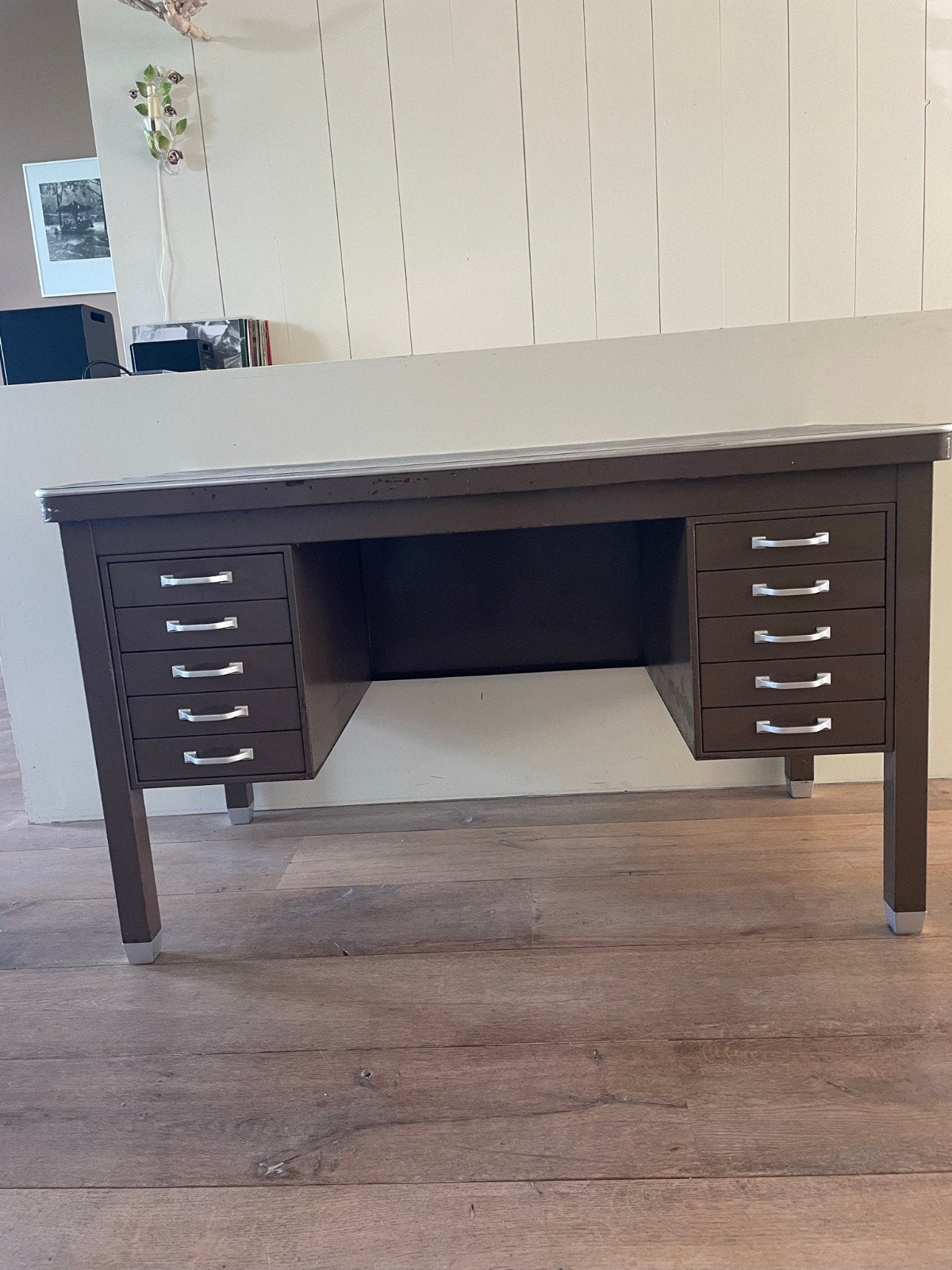 stalen bureau taupe kleur, Ophalen