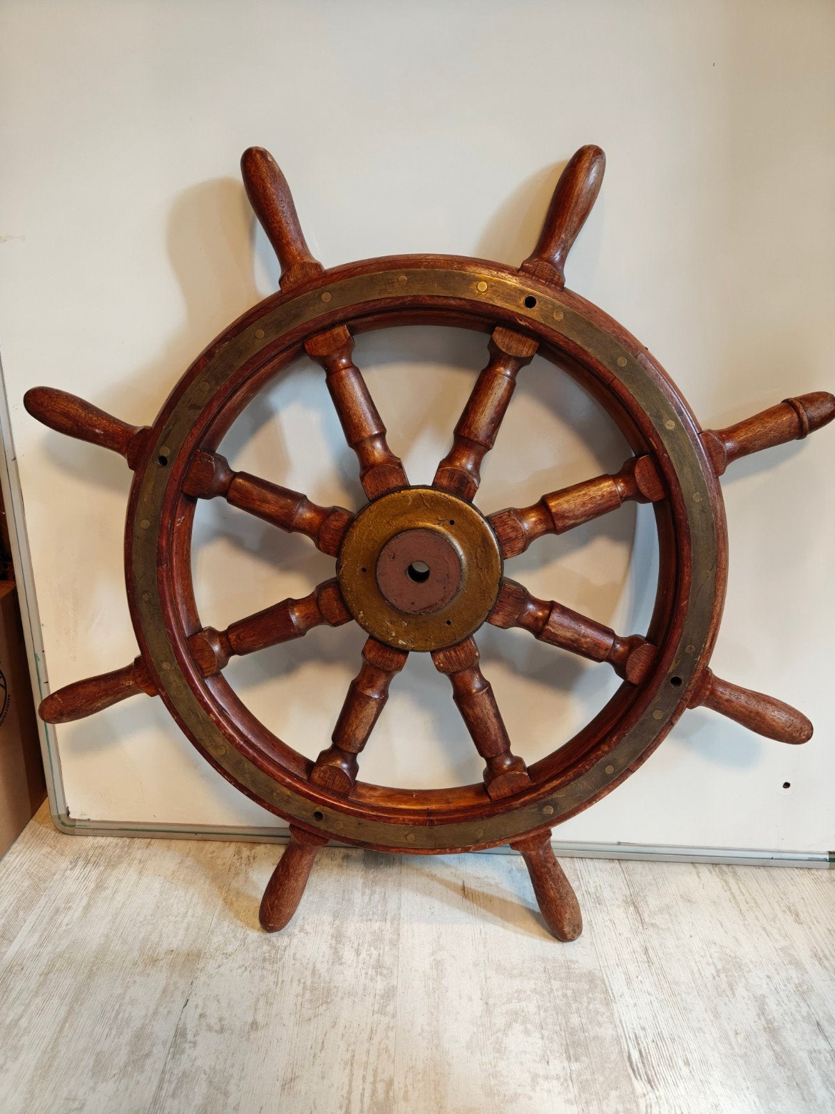 XL SCHEEPS STUURWIEL / ROER ZWAAR MAHONIE HOUT/MESSING 80CM, Verzamelen, Scheepvaart, Gebruikt, Gebruiksvoorwerp, Motorboot of Zeilboot