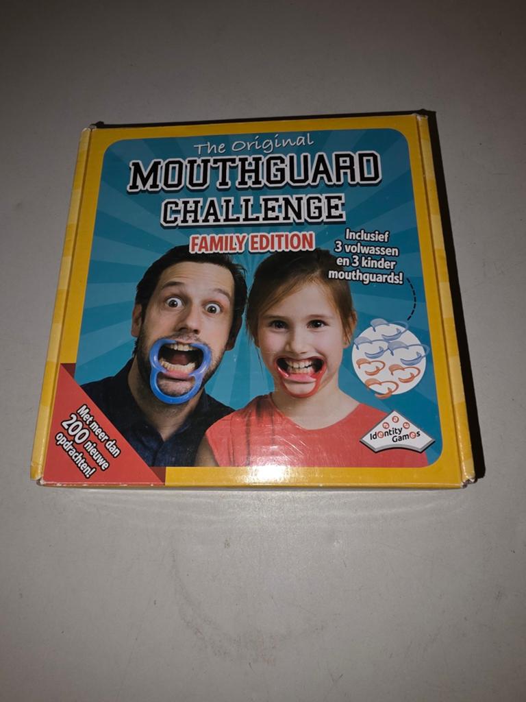 Mouthguard Challenge Family Edition, Drie of vier spelers, Ophalen of Verzenden, Zo goed als nieuw, Identity Games